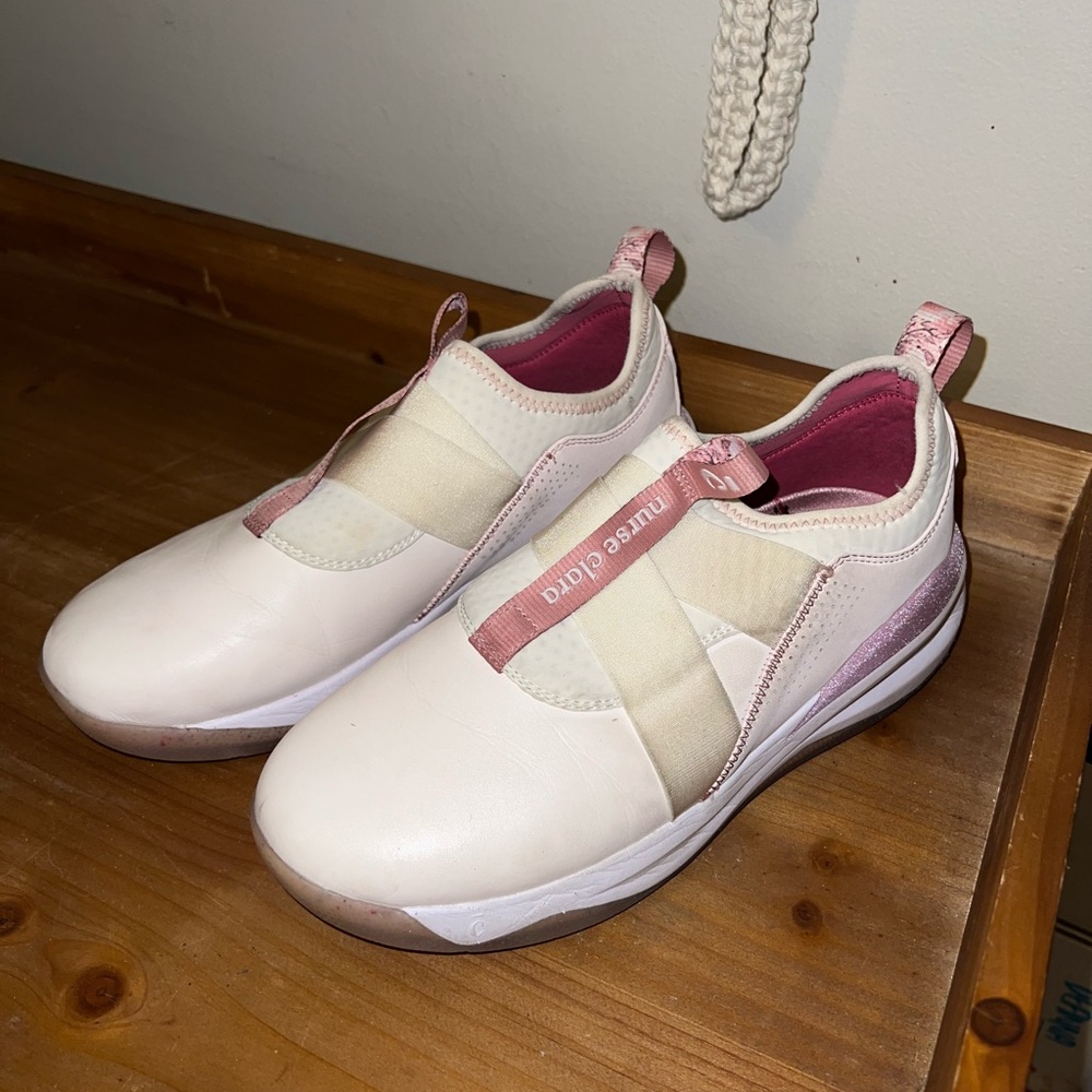 Clove nursing sneakers